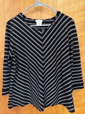 Van Heusen Black and White V-Center Chevron Long Sleeve Top